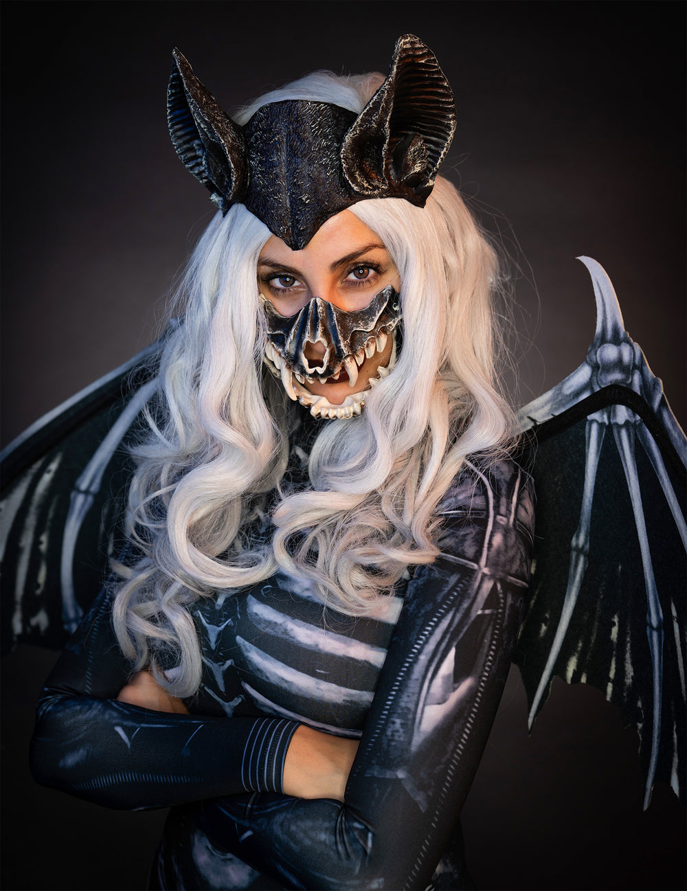 Déguisement squelette de chauve-souris pour femme luxe noir et gris avec ailes et masque