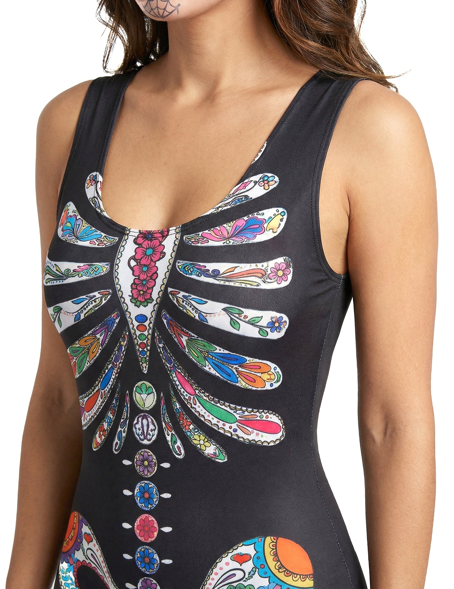 Gros plan sur les motifs du buste du déguisement Squelette Dia de los muertos