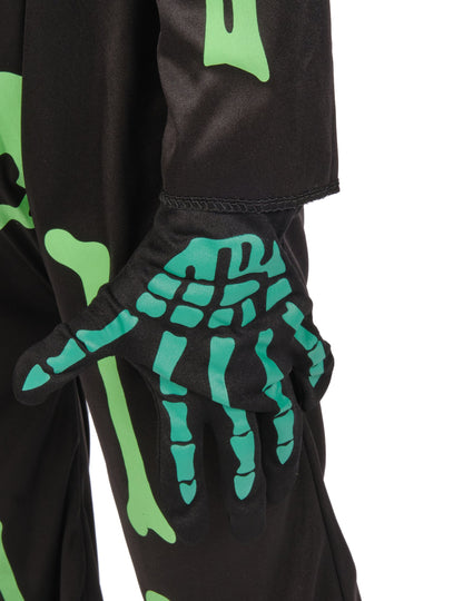 Közelkép a zöld nyomott kesztyűről a csontváz jelmeznek