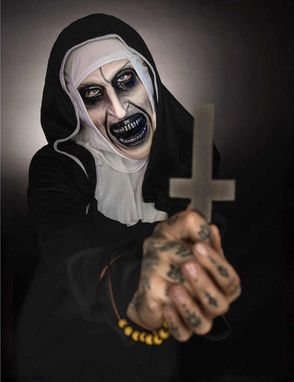 The Nun™ felnőtt jelmez ijesztő arcának és keresztjének részletei