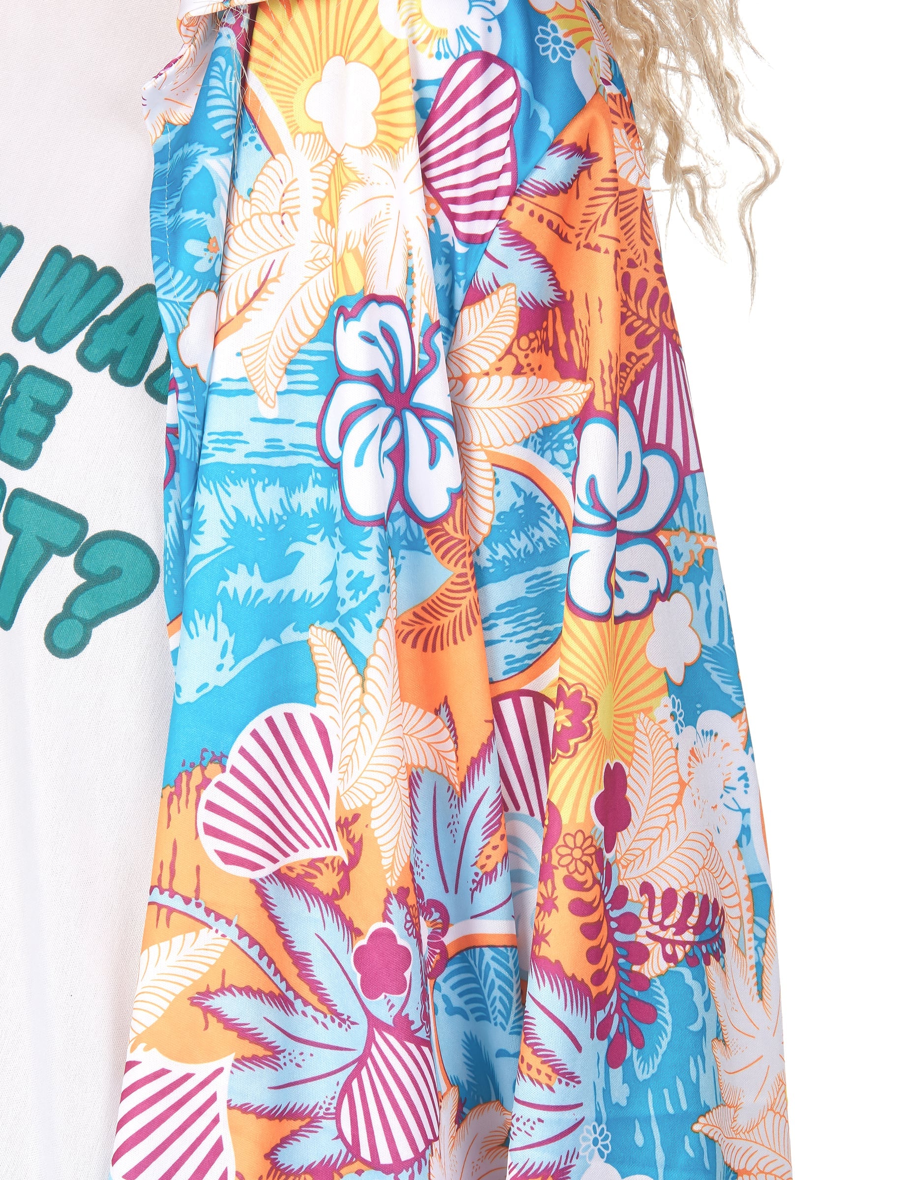 Gros plan sur les motifs de la chemise du déguisement touriste kitsch pour adulte