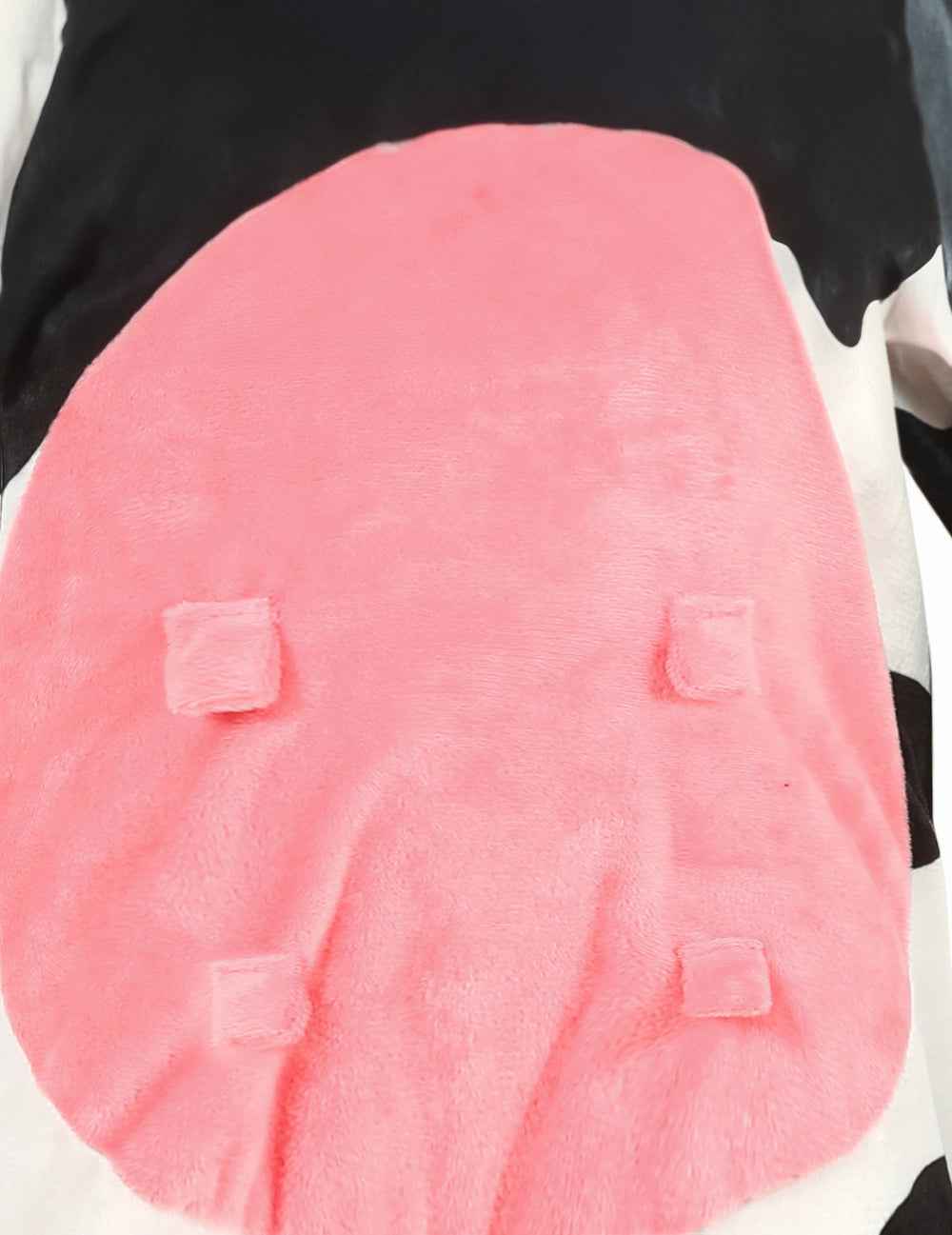 Détail du ventre rose avec pis du déguisement vache pour bébé