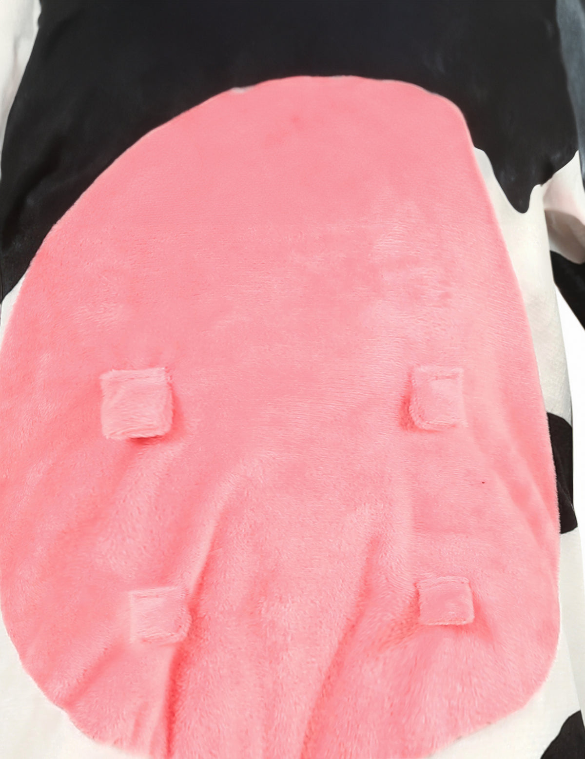 Détail du ventre rose avec pis du déguisement vache pour bébé