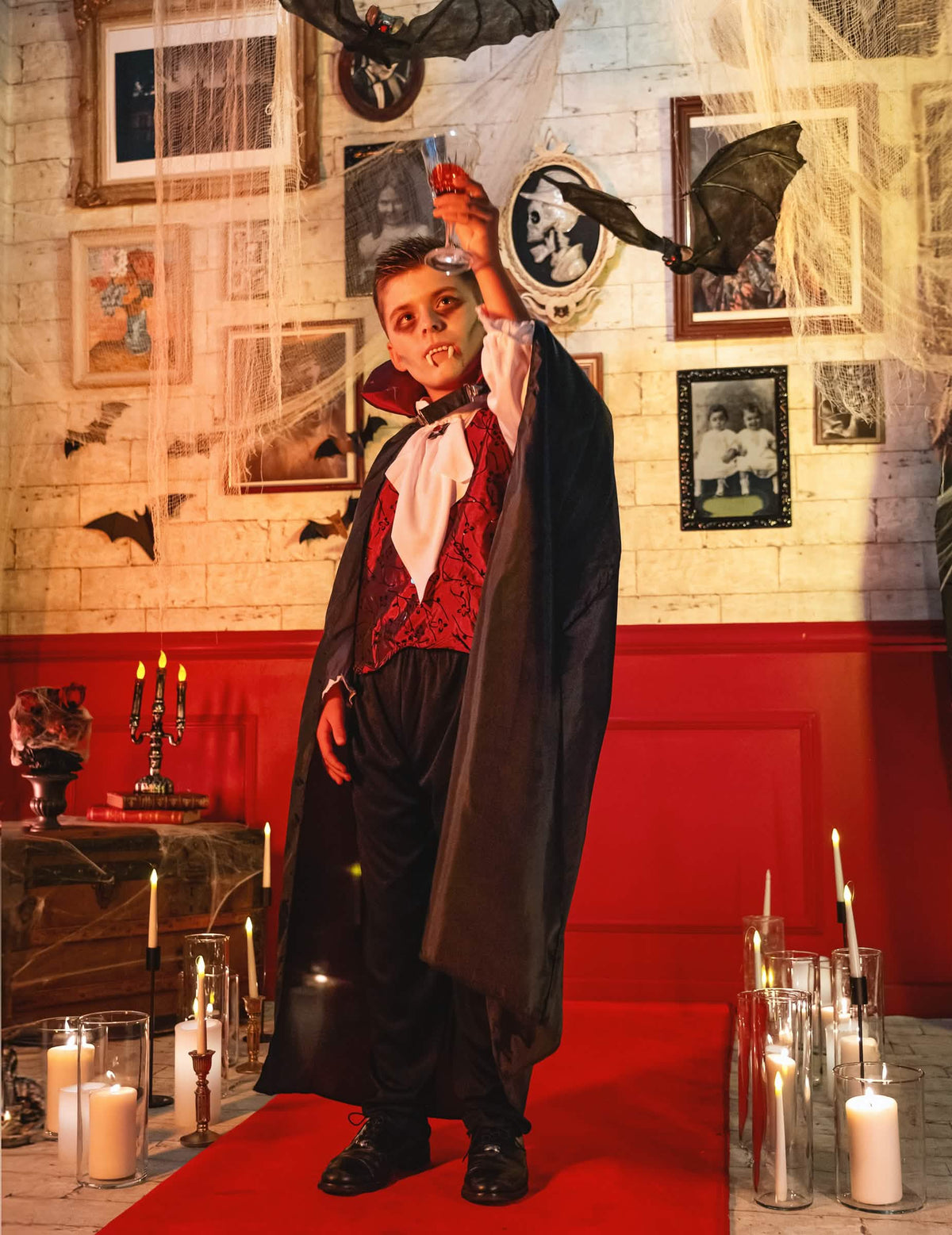 Elegáns vámpír jelmez fiúknak halloween-i díszletben