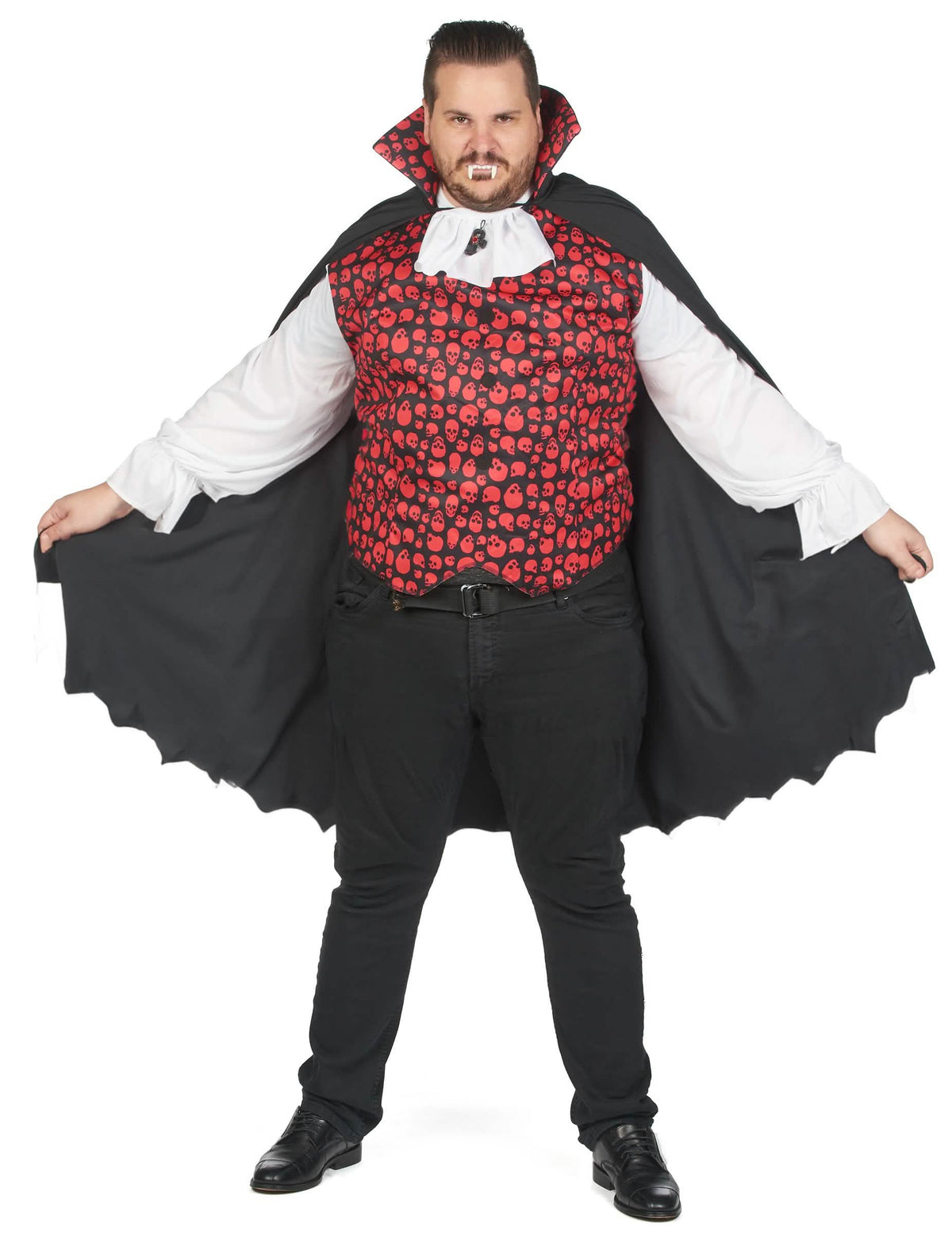 Pose avec cape tenue ouverte du déguisement de vampire pour homme