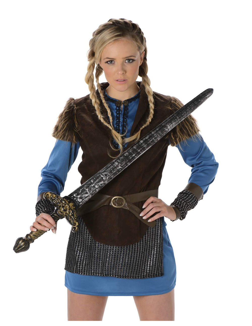Közelkép a női viking jelmez mellrészéről és kardjáról
