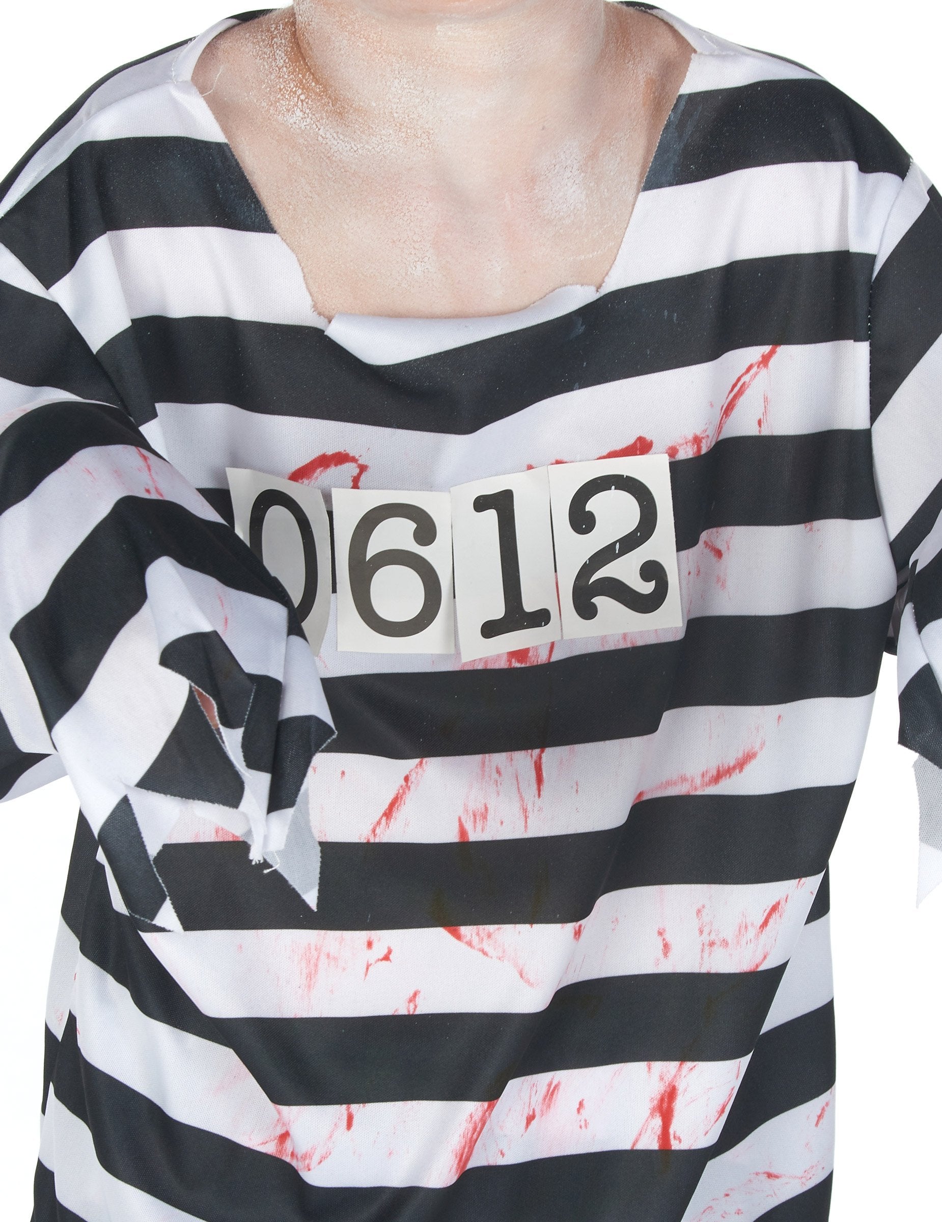 Közelkép a számról és a vérfoltokról a zombi börtönös jelmezben fiú Halloweenra