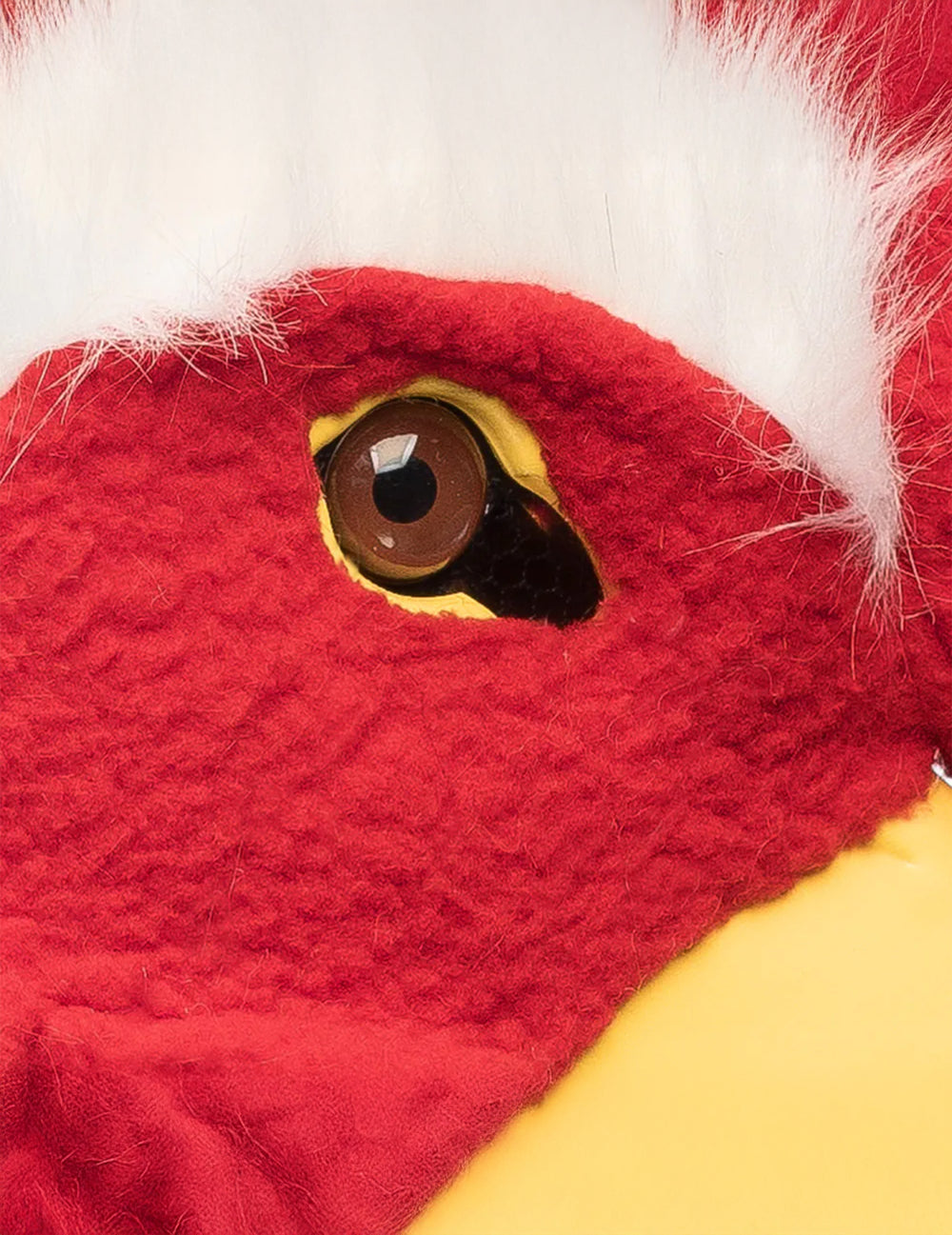 Gros plan sur l'œil du demi-masque peluche coq