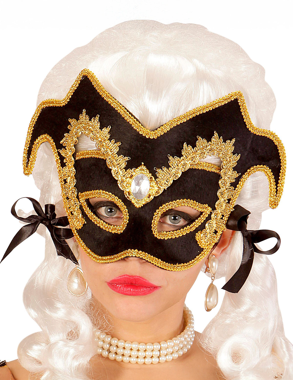 Gros plan sur les broderies dorées du demi masque vénitien pour adulte