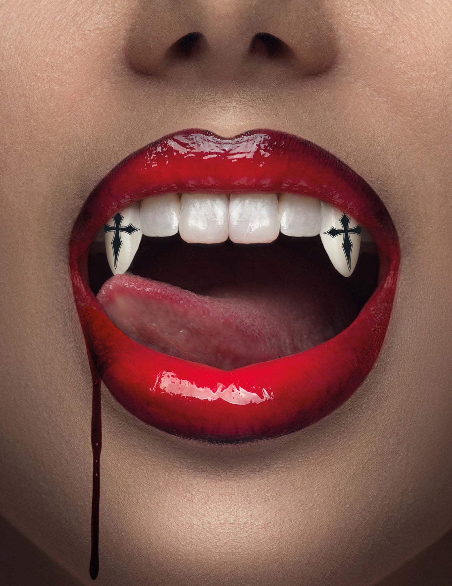 Vámpírfogak gótikus keresztekkel