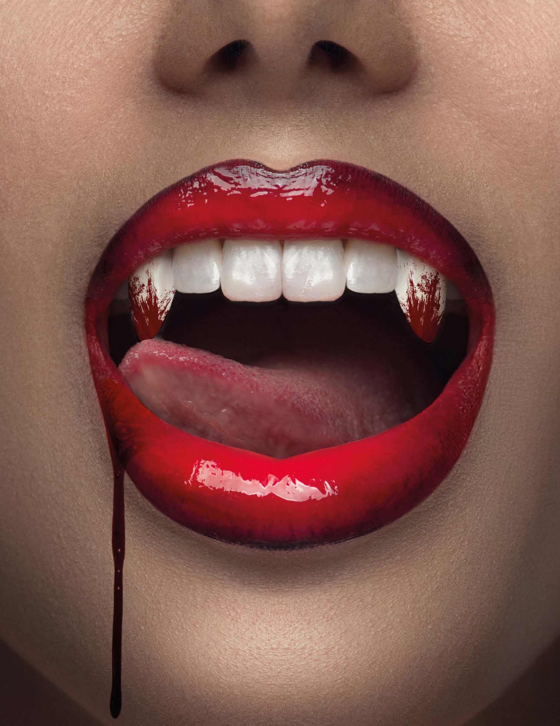 Gros plan sur l'effet ensanglanté des dents de vampire