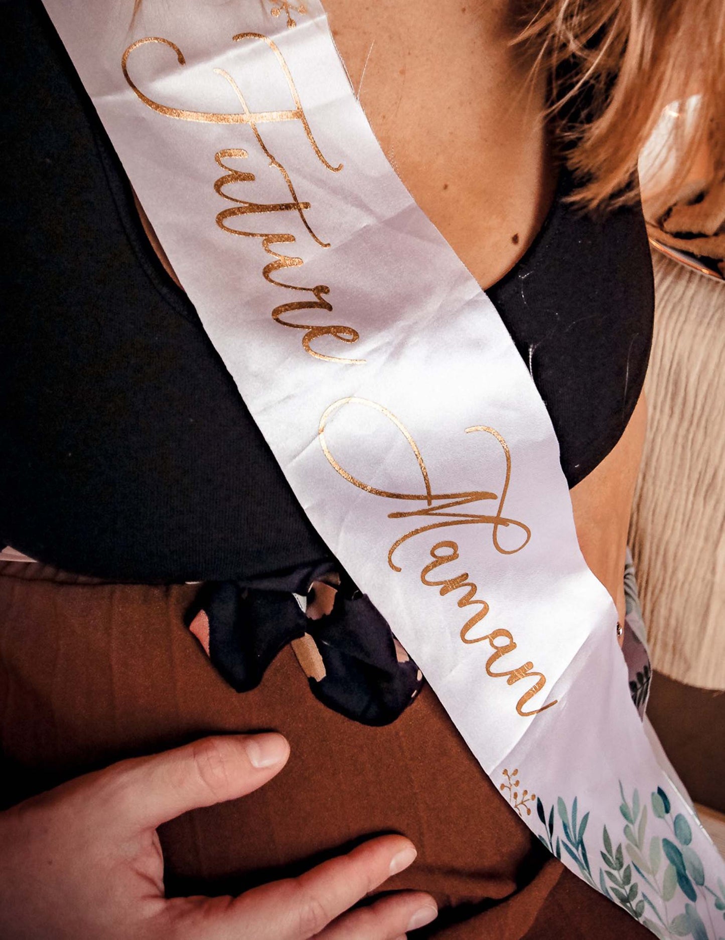 Détail de l'inscription de l'écharpe future maman oh baby végétale et or pour baby shower