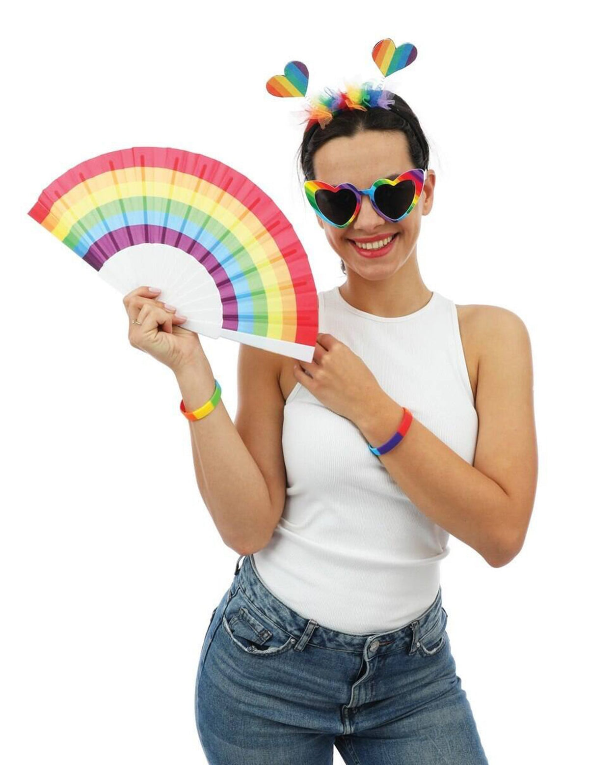 Mise en situation de l'éventail arc en ciel porté par une femme