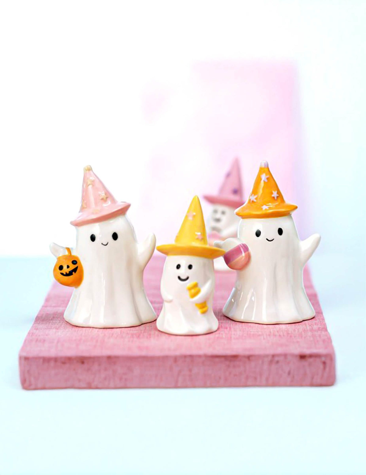 Dekoratív Summerween szellem kerámiából, csillagos kalappal 9,5 x 8 x 15 cm