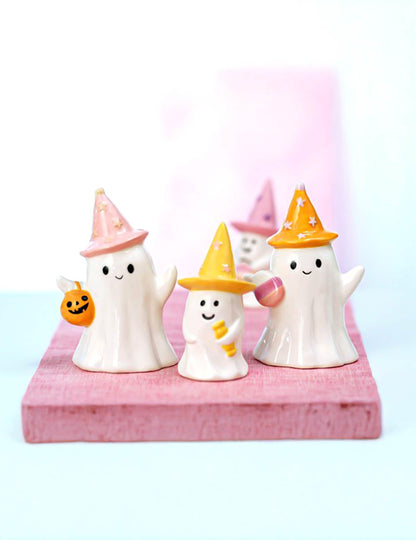 Dekoratív Summerween szellem kerámiából, csillagos kalappal 9,5 x 8 x 15 cm