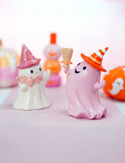 Summerween dekoratív gyantaszellem pasztell rózsaszín seprűvel, 12,3 x 8,8 x 15 cm