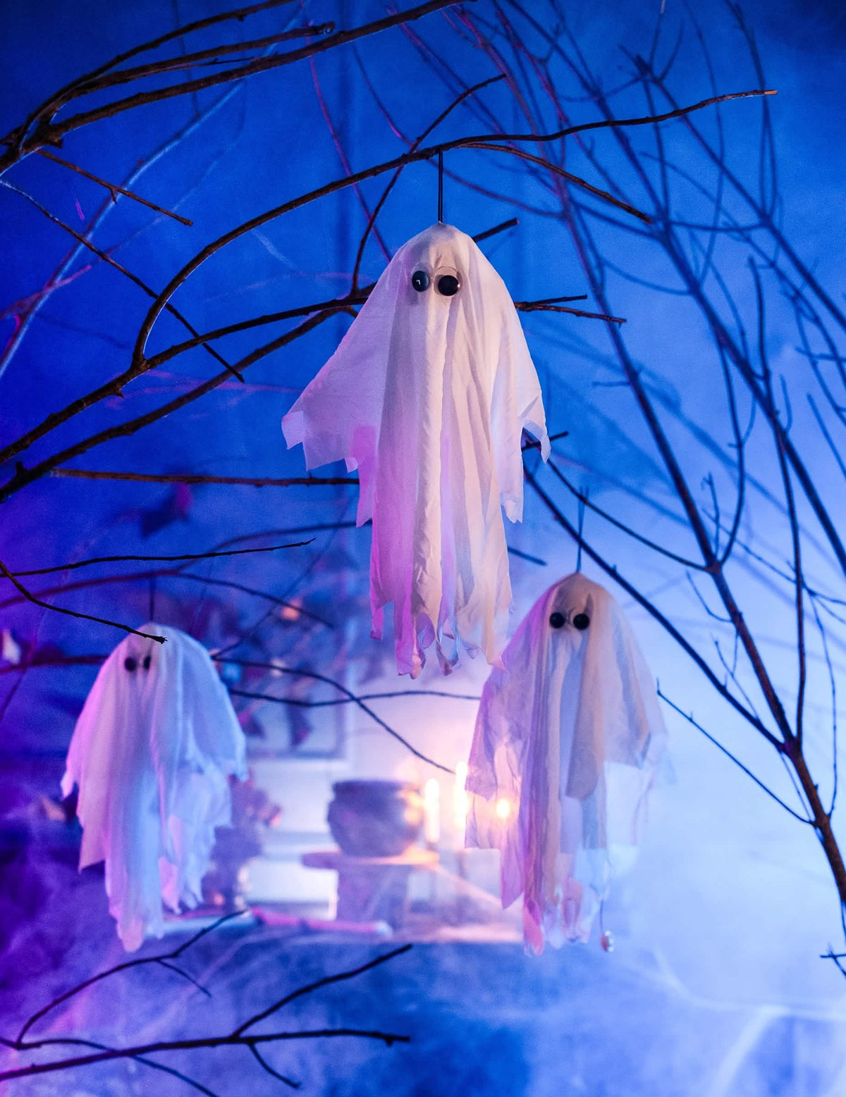 Több példányban bemutatva a remegő, felakasztható halloween dekorációs szellem