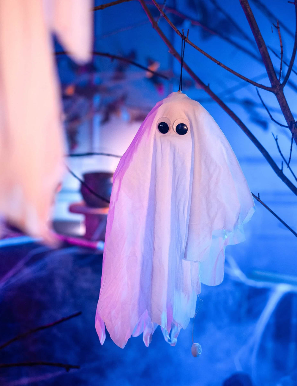 Riasztó helyzet a remegő szellemen lógó ágon halloween dekorációhoz