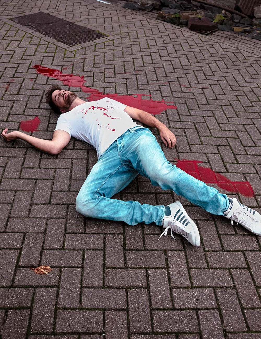 Beöltözés halloweeni textíliához való művérrel