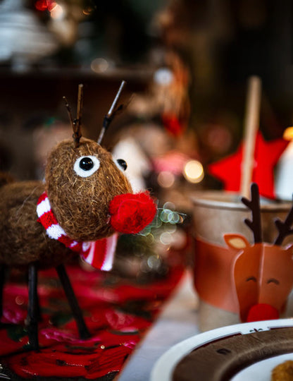 Rudolf, a rénszarvas főtt gyapjúból készült figura 22 cm piros orral