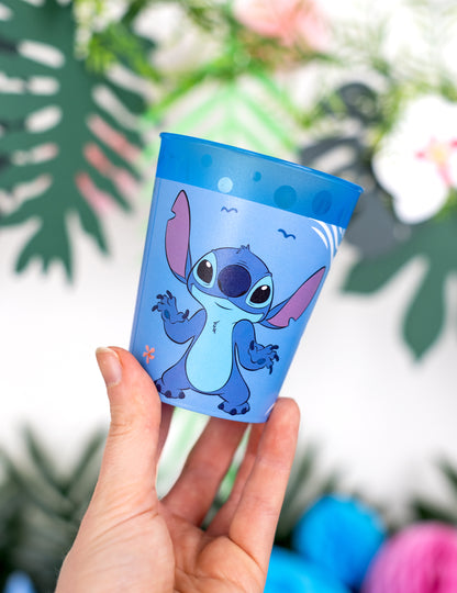 Gros plan tenu à la main du Gobelet réutilisable Stitch