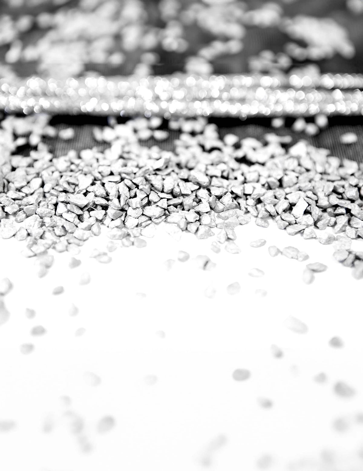 Közelkép a dekorációs parti ezüst kavicsok textúrájáról