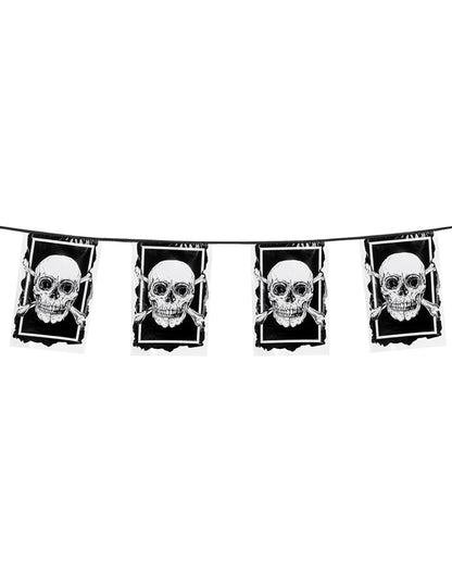 Mise en situation de la guirlande de 10 drapeaux en plastique Pirate Jolly Roger
