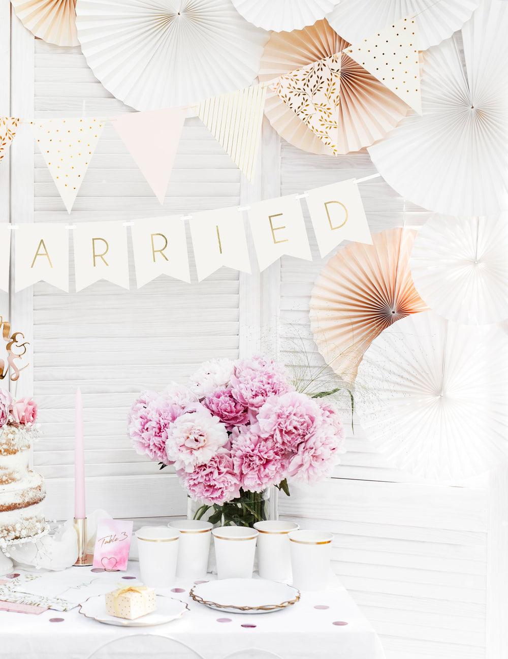 Ambiance de fête avec la guirlande à fanions Just Married pour mariage