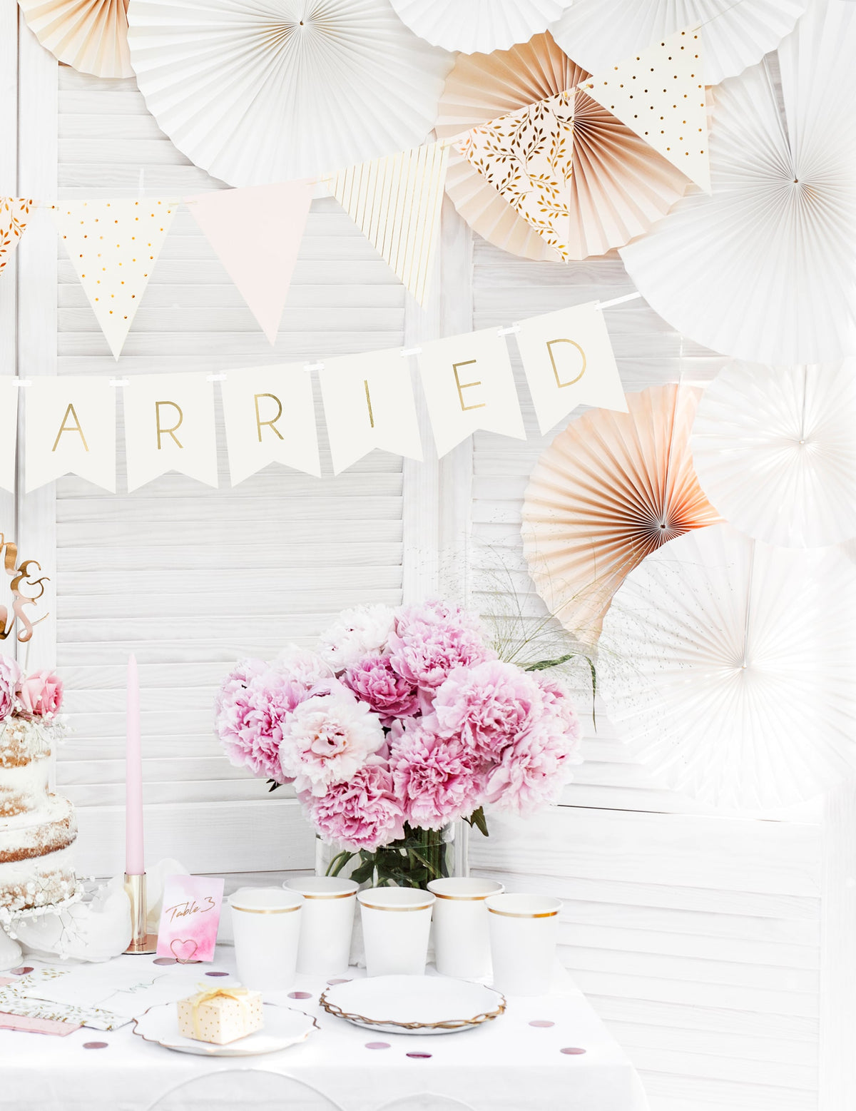Ambiance de fête avec la guirlande à fanions Just Married pour mariage