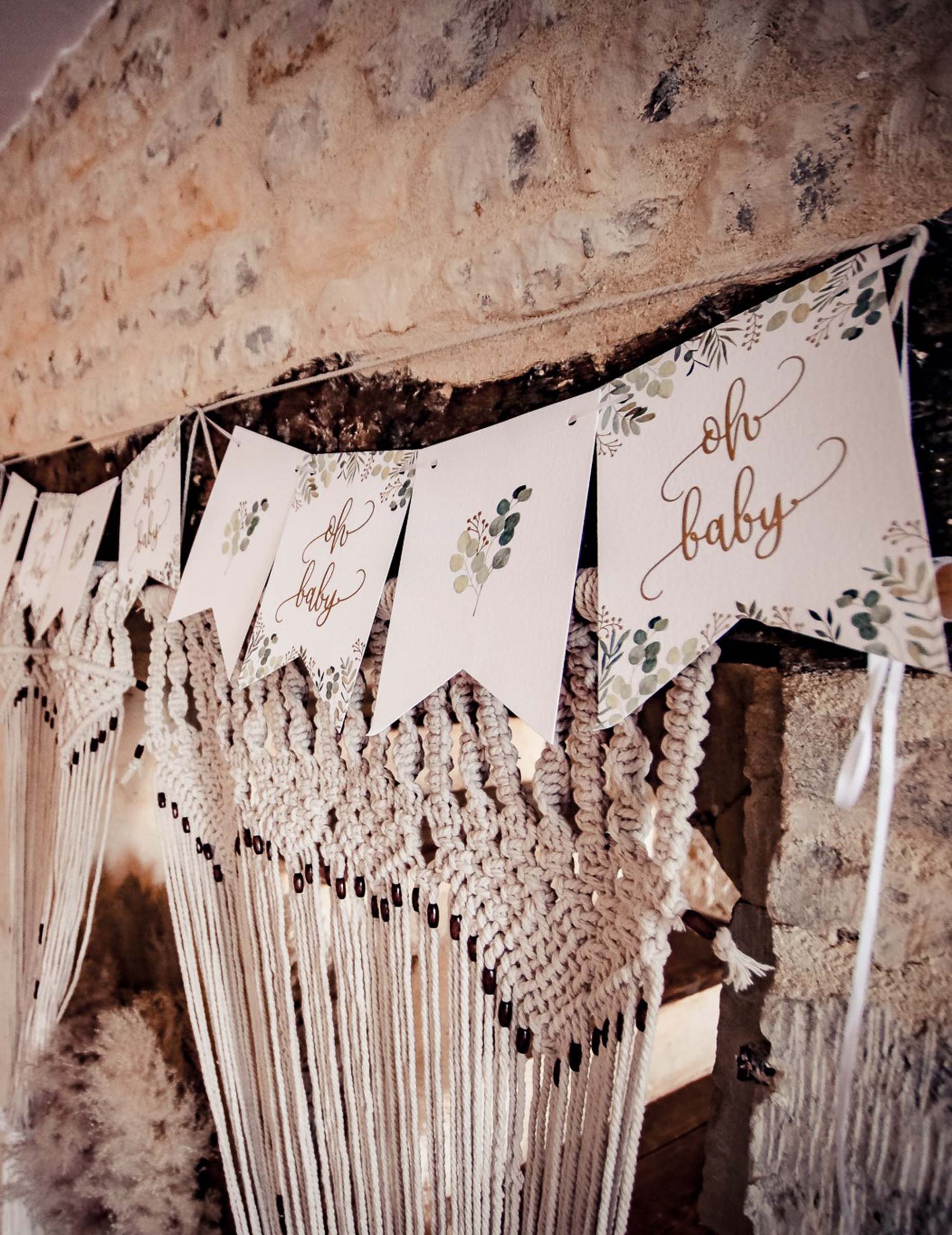 Gros plan sur les fanions de la guirlande de fanions Oh Baby végétal pour baby shower