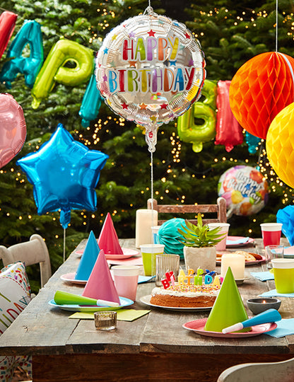Mise en situation de la guirlande ballons aluminium Happy Birthday pour anniversaire