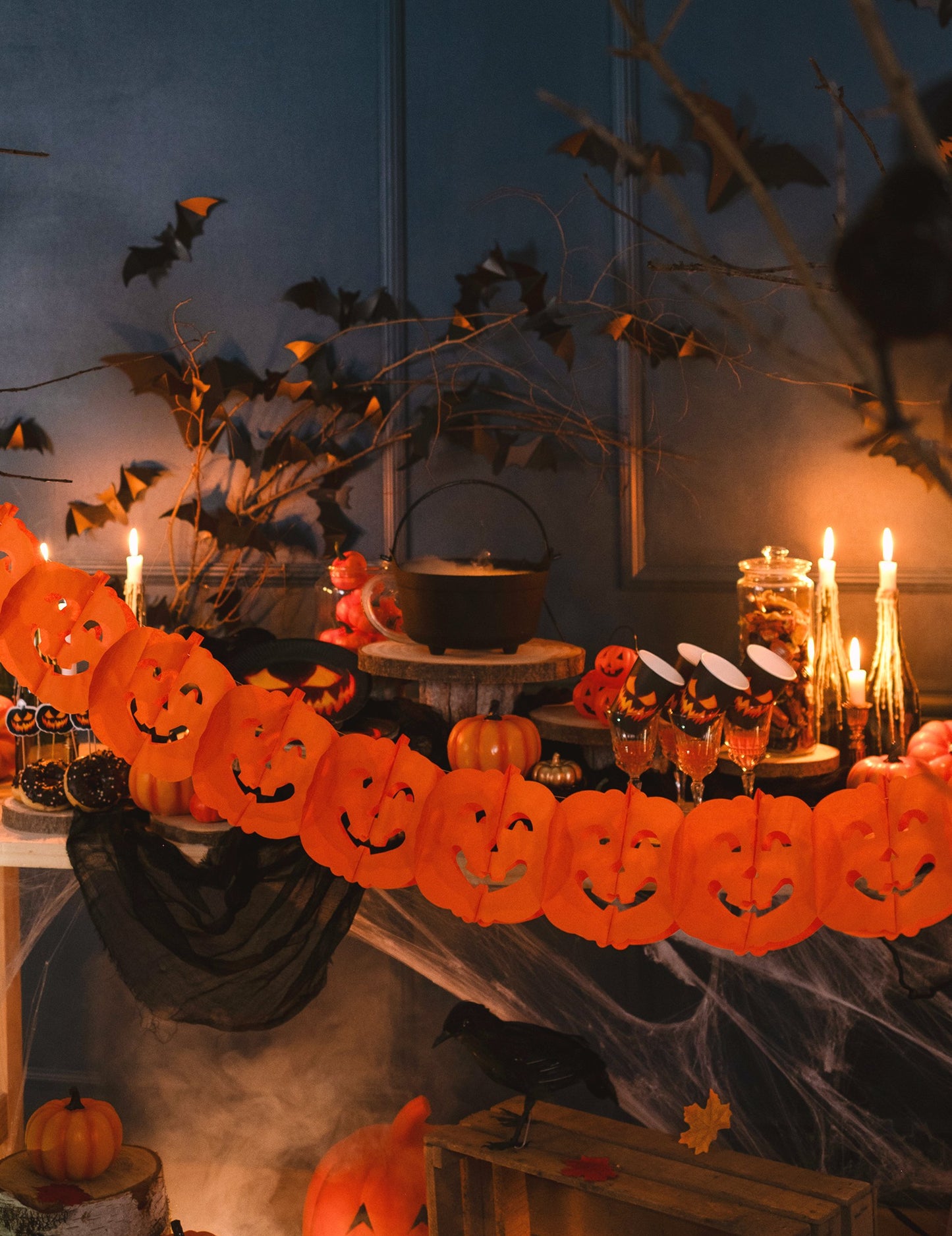 A Halloween tökös girland ünnepi asztalon való bemutatása