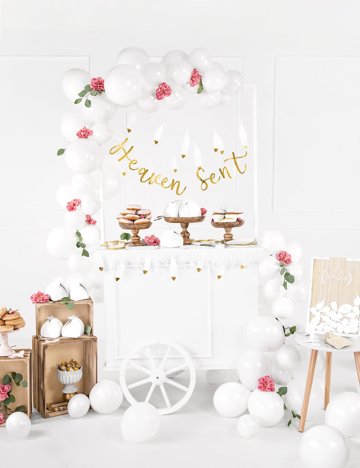 Mise en scène sur un candy bar de la guirlande de plumes mariage pour fête