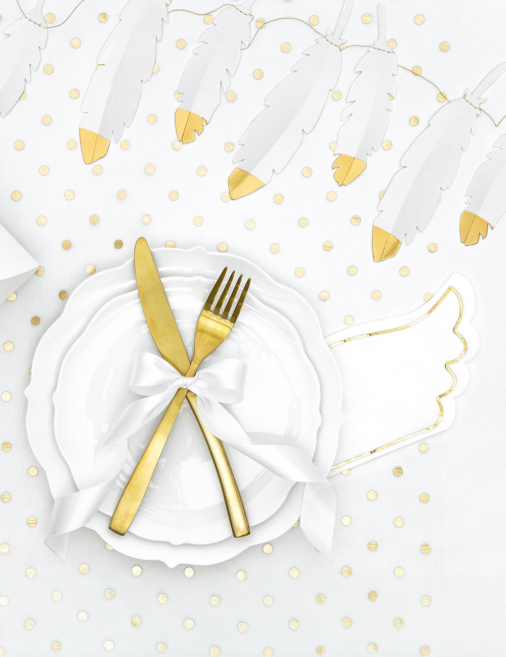 Mise en situation sur une table de la guirlande de plumes mariage pour fête