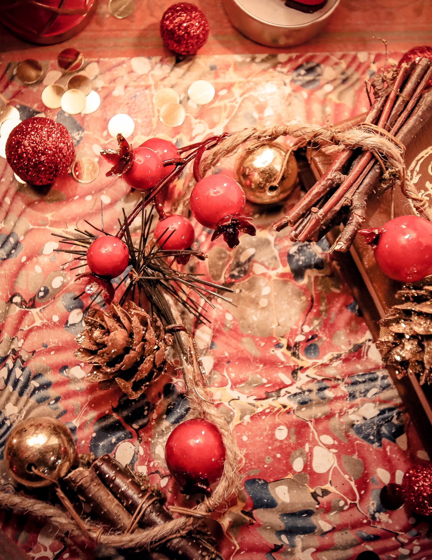 120 cm hosszú toboz- és bogyó girland 