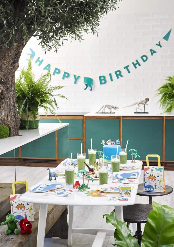 Kartonból készült happy birthday dinoszaurusz girland elrendezése