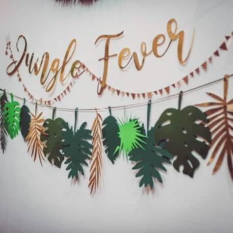 A dzsungel fever karton girland arany levelei és felirata részletei trópusi születésnapra