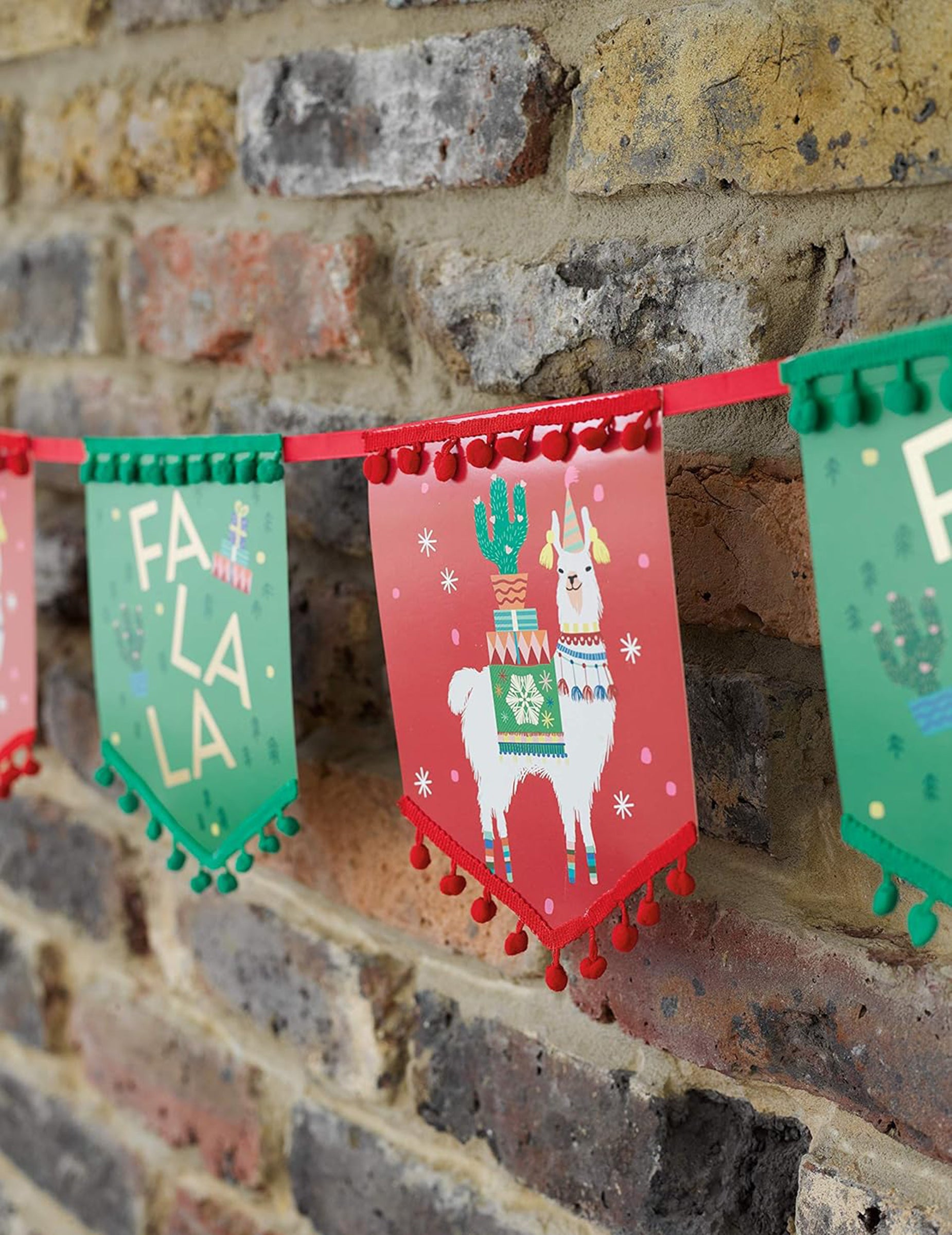 Détail des pompons et du motif de la guirlande à fanions lama de Noël
