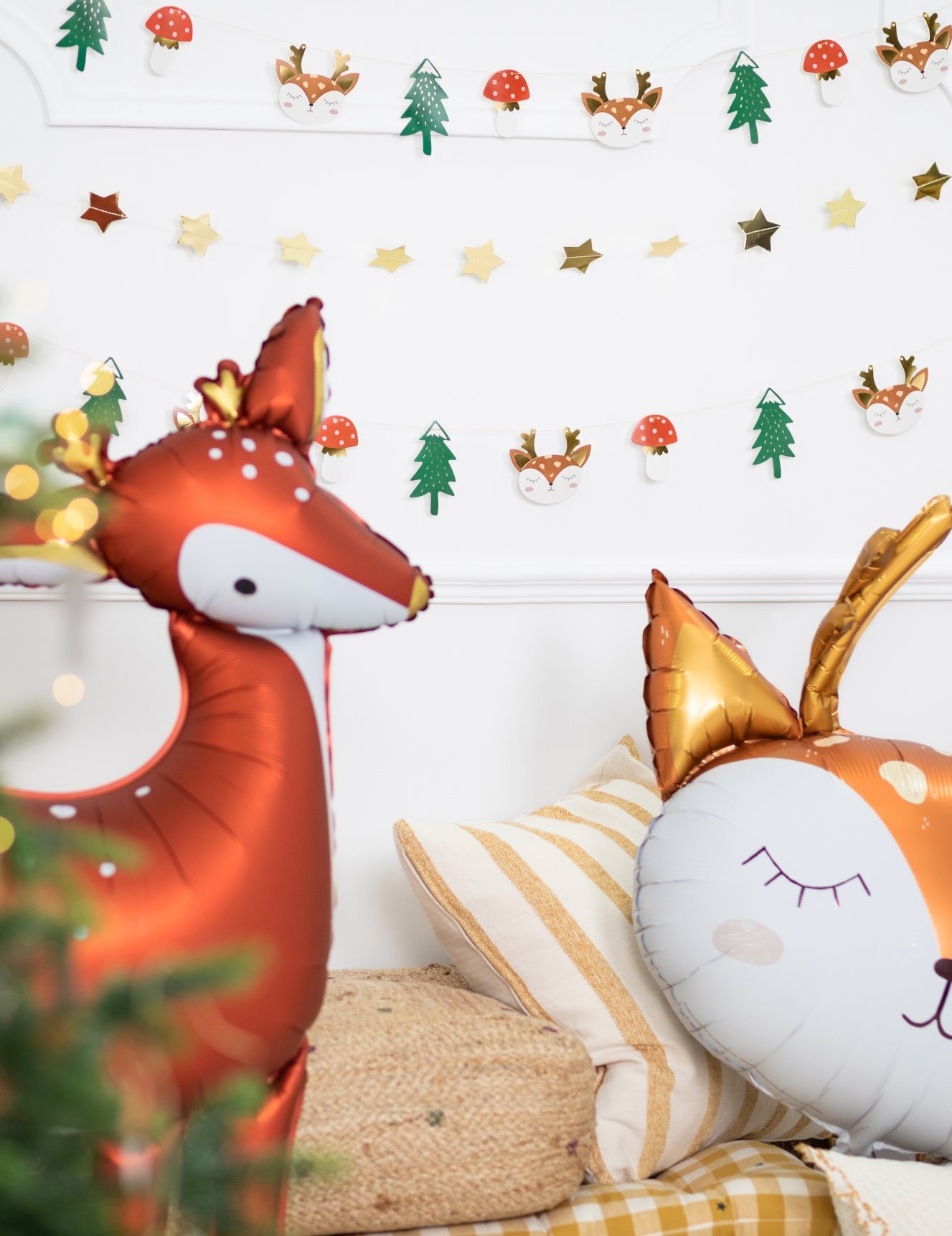 1,7 m-es karácsonyfaerdő papírfüzér fenyőfákkal és szarvasokkal