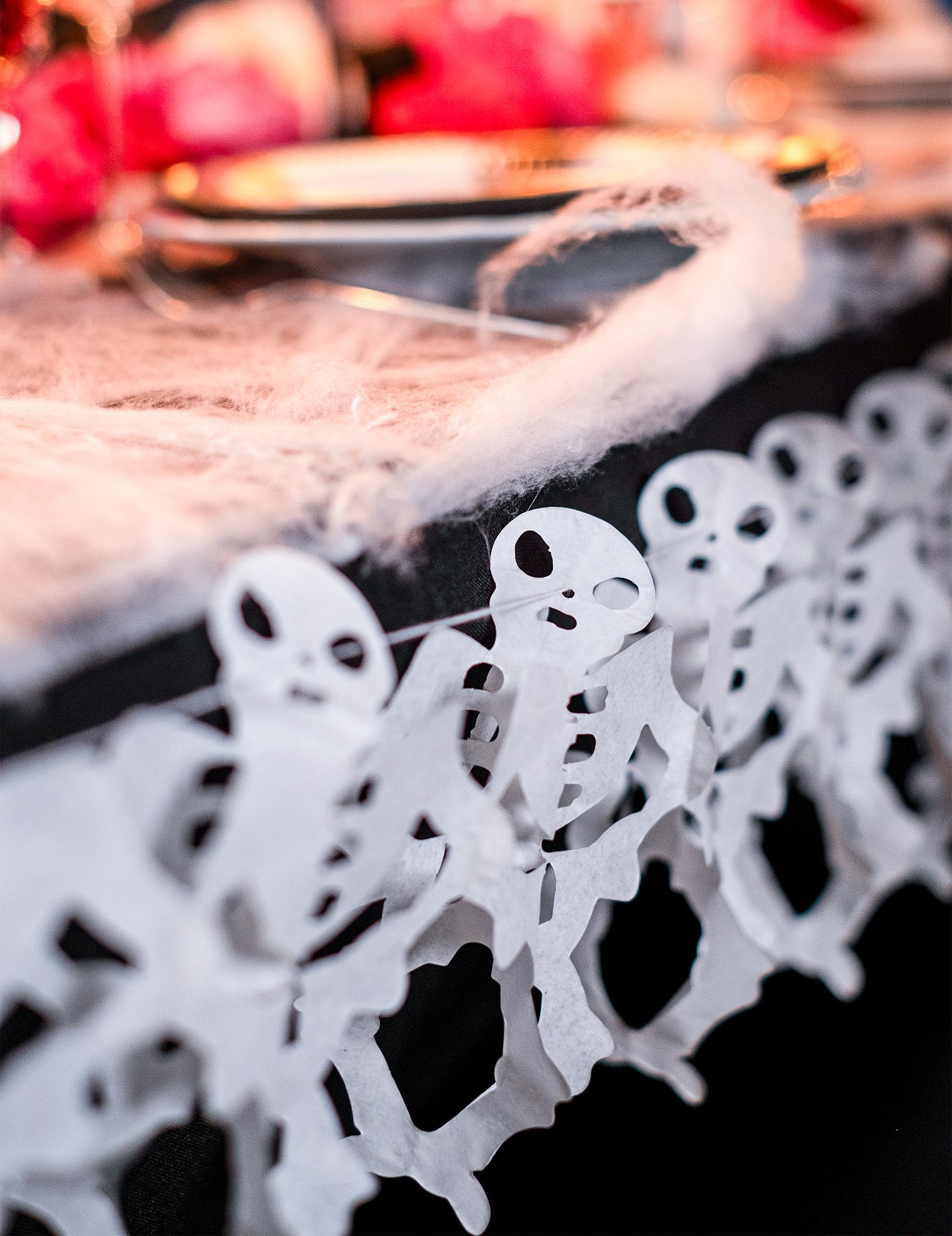 Détail de la suspension sur table de la guirlande en papier squelette pour Halloween