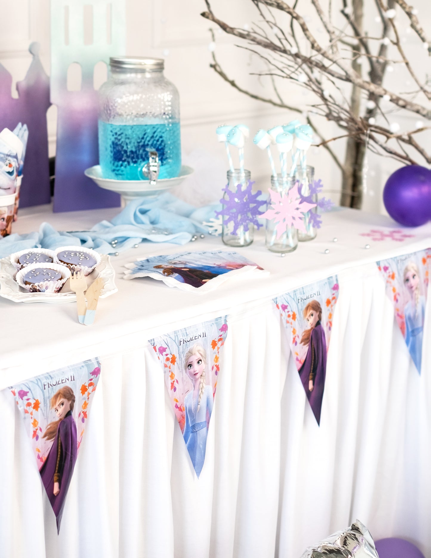 Mise en scène sur buffet de la guirlande fanion La Reine des Neiges 2