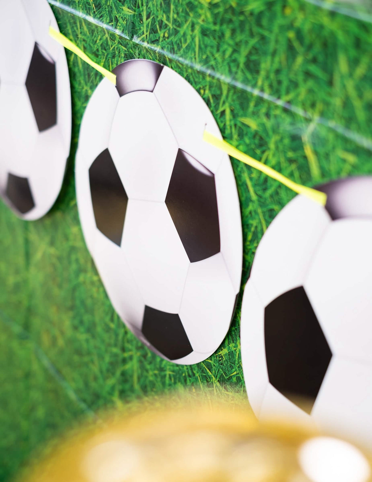 Közelkép a futballos zászlófüzér lufijairól