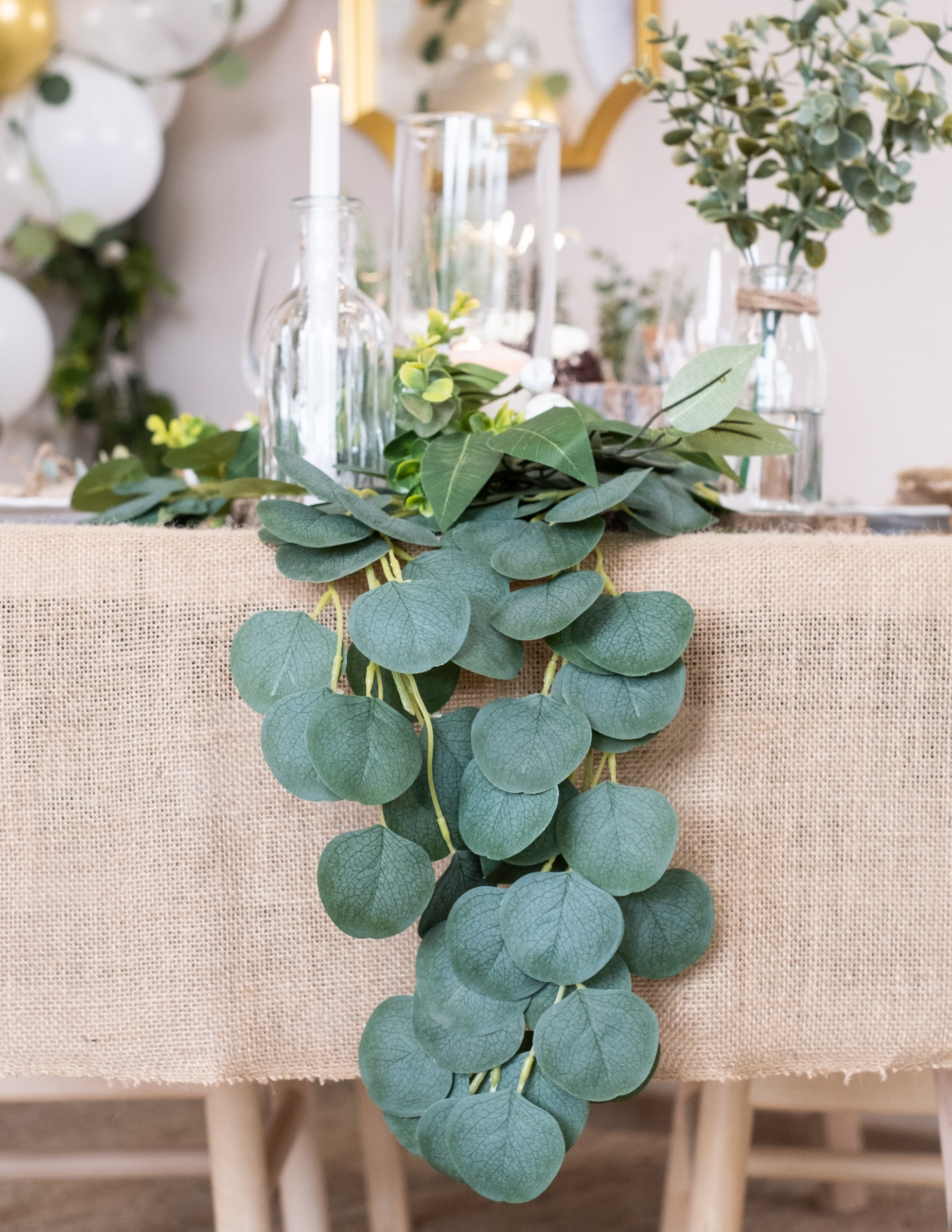 Détail de la retombée sur nappe de la guirlande de feuilles d'eucalyptus décoration végétale