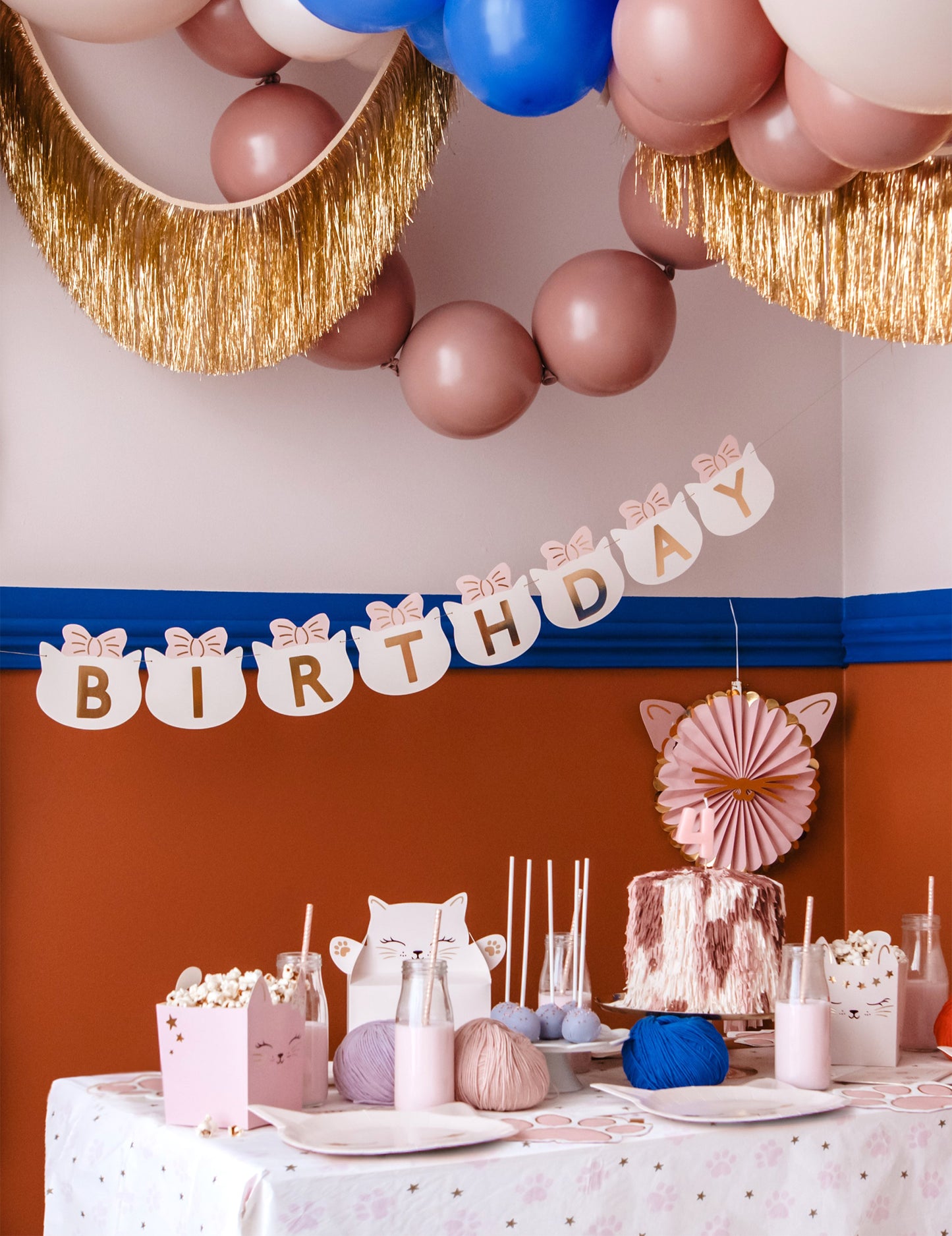 Boldog születésnapot cicák girland 2,8 m rózsaszín masnikkal