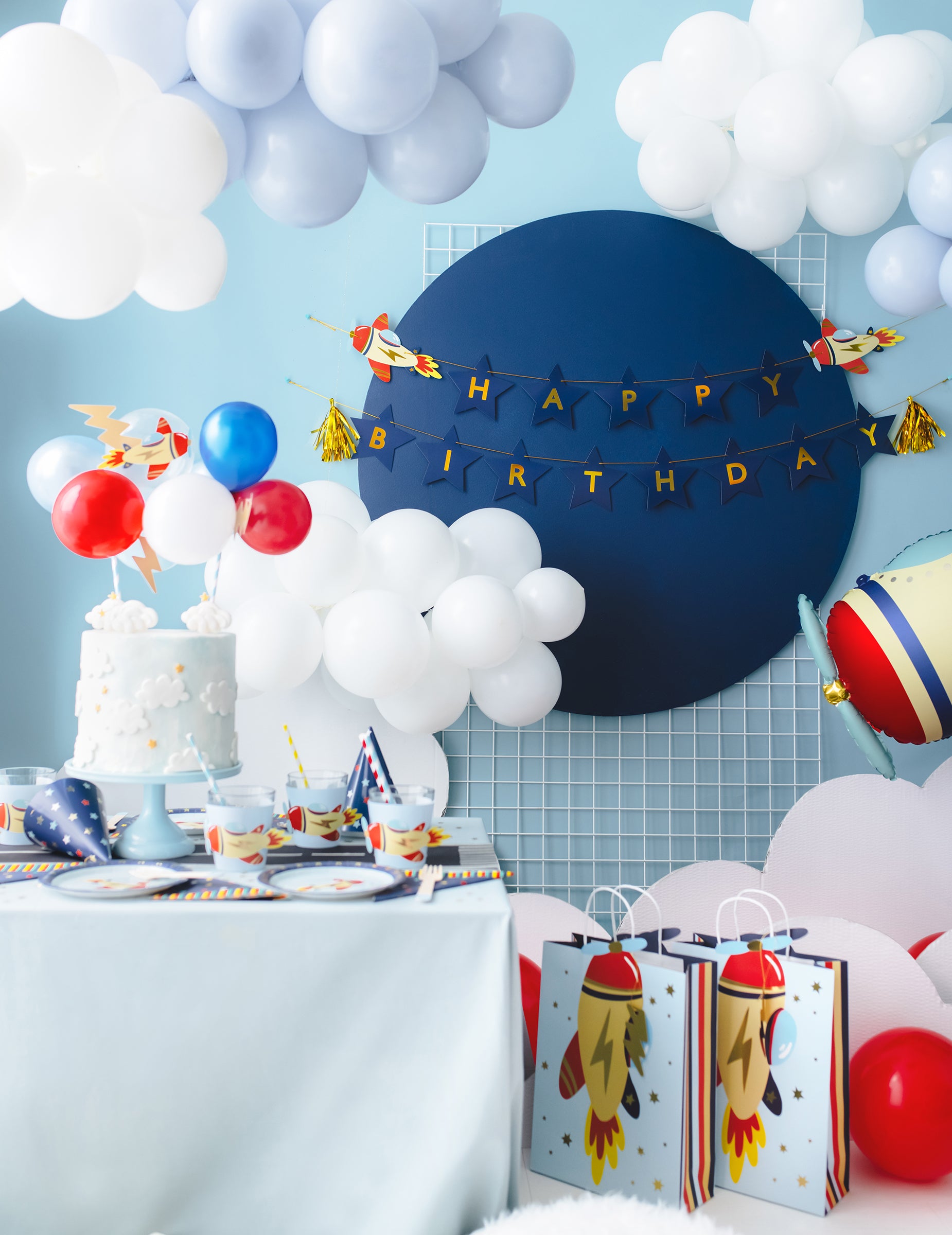 Mise en scène dans un décor de fête de la guirlande happy birthday petit avion