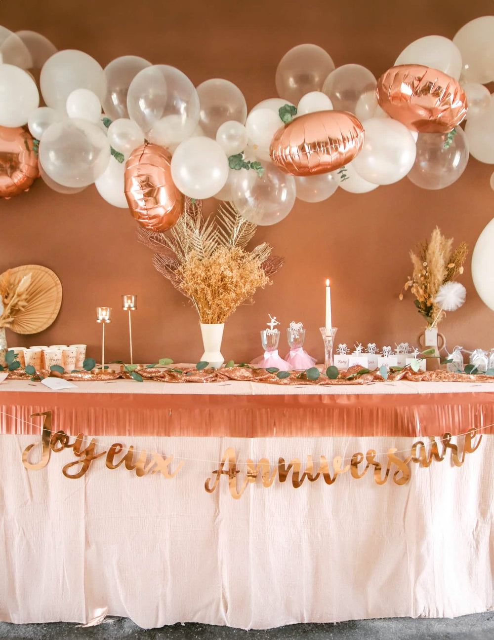 Elhelyezés egy parti asztalon a Joyeux születésnap rose gold ünnepi girlandának