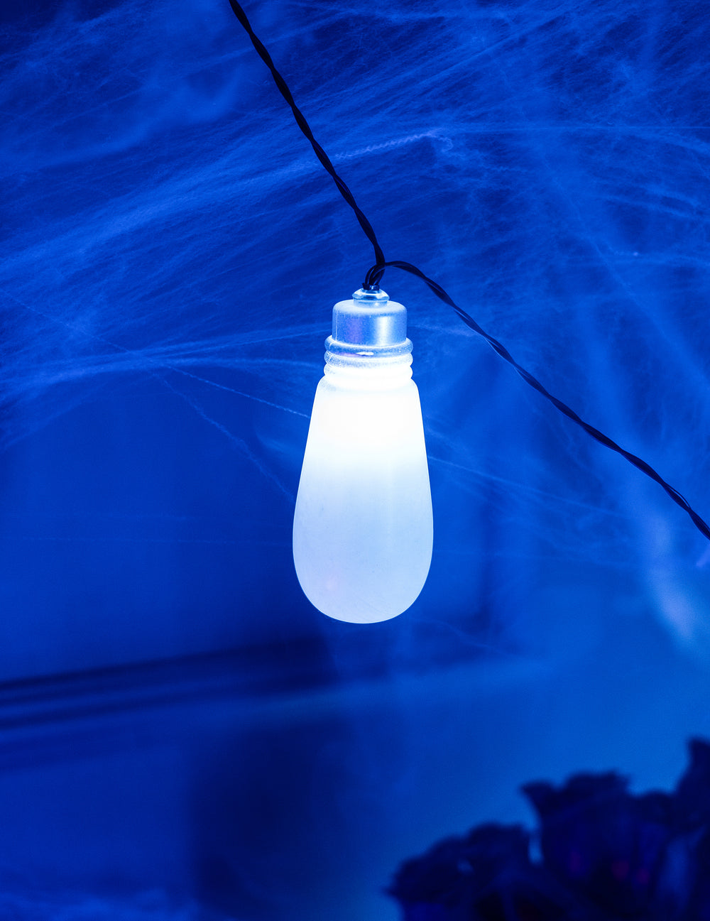 Gros plan sur une ampoule de la guirlande lumineuse et sonore Halloween effrayante