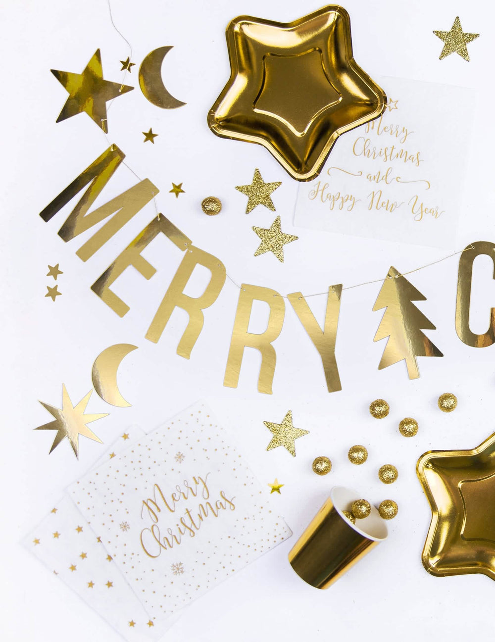 Arany díszítéssel bemutatva a Merry Christmas girland karácsonyra