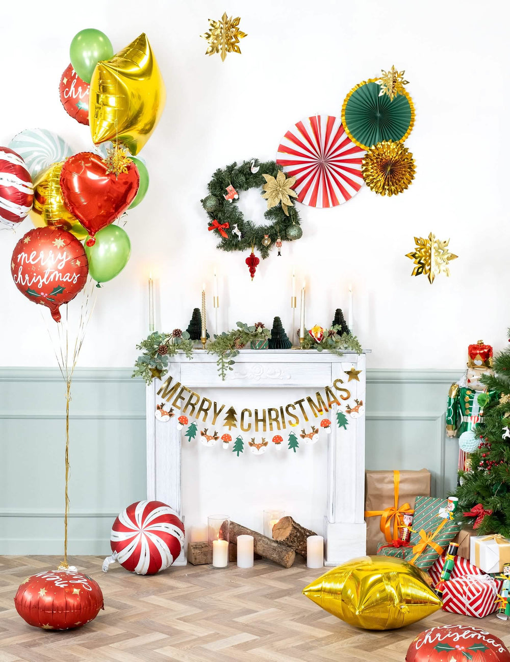 Ünnepi dekoráció kandallóval és Merry Christmas girland karácsonyra