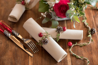 Természetes vörös fenyőfák és tobozok füzére 110 cm bogyókkal